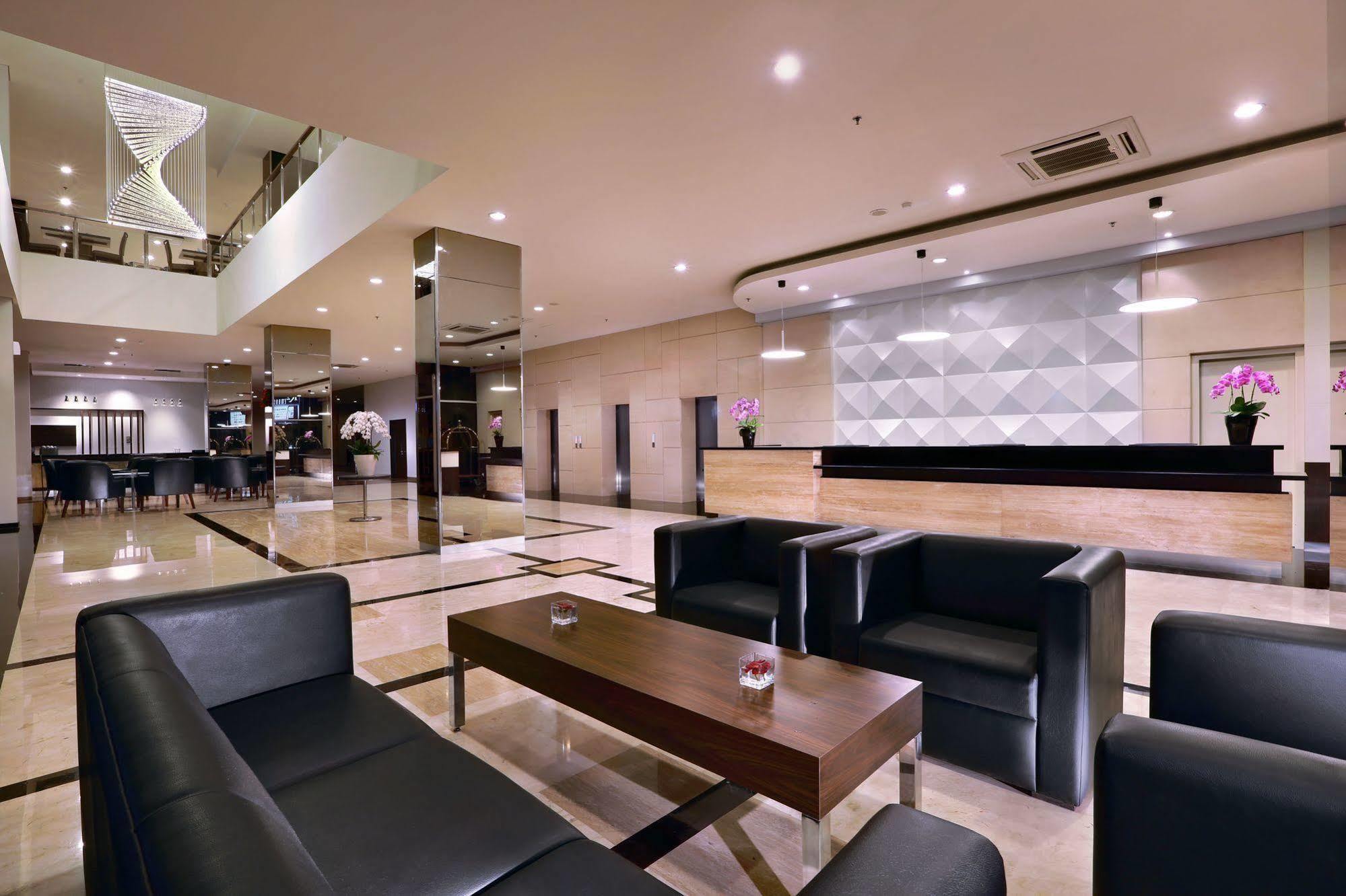 Aston Imperial Bekasi Hotel & Conference Center Exterior foto